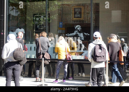 Banksy expositions temporaires, dans la rue de l'Église Croydon South London England Banque D'Images