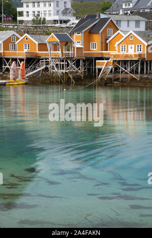 Cabanes de pêche orange vif, rorbu, cabanes de pêcheurs maintenant utilisés pour logements touristiques en reine, Moskensoya, Lofoten, Îles Banque D'Images