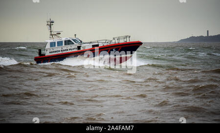 Harwich Haven pilotes - port de Felixstowe Harwich et bateaux pilotes de tête d'offrir un programme pilote à l'arrivée d'un navire porte-conteneur Banque D'Images