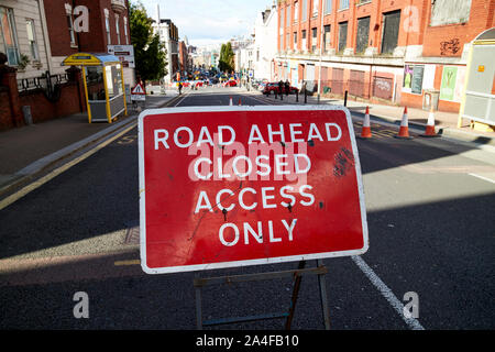 Route d'accès fermée seulement signer sur route fermée pour l'installation de lignes électriques duc st Liverpool Angleterre UK Banque D'Images