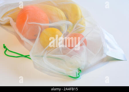 Textile respectueuse de l'environnement panier de fruits ou légumes. Petits pas pour sauver le monde sans l'aide de sacs en plastique avec des textiles. Banque D'Images