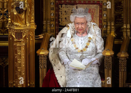 La reine Elizabeth II délivre le discours de la reine lors de l'État Ouverture du Parlement à la Chambre des Lords au Palais de Westminster à Londres. PA Photo. Photo date : lundi 14 octobre, 2019. Voir la politique histoire PA Discours. Crédit photo doit se lire : Victoria Jones/PA Wire Banque D'Images