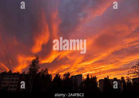 Fiery dynamique dramatique ciel coucher soleil nuages au crépuscule Banque D'Images