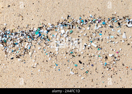 Les micro-plastiques rouler à terre sur la plage à Hawaii, USA Banque D'Images