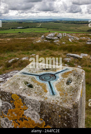 Hawks Tor ordinance survey pierre, ciel lourd, avec vue sur la lande de Bodmin, Banque D'Images