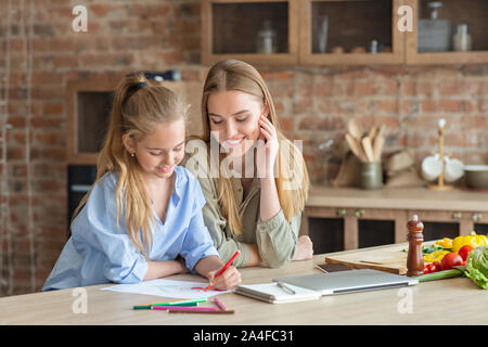 Maman et sa fille créative cuisine en peinture Banque D'Images