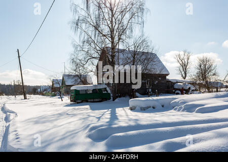 Au début de l'hiver matin. Rue de village traditionnel russe en givre hiver neige Banque D'Images