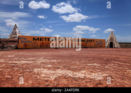 Winslow, Arizona, États-Unis - les restes mis à sac de Meteor City Trading Post le long de la route historique 66, un jour ensoleillé 2015 avec espace de copie Banque D'Images