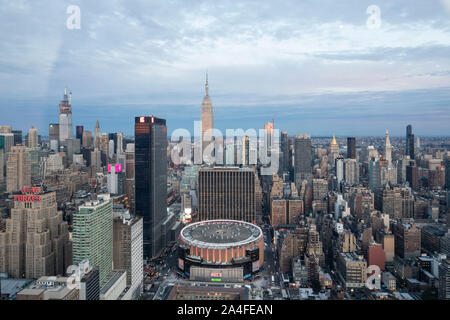 La VILLE DE NEW YORK, NY - 5 octobre, 2019 : Vue aérienne du Madison Square Garden, à Manhattan, New York City, NY, USA, à l'Ouest. Banque D'Images