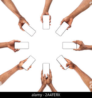 Collection de black male hands holding Smartphone avec écran vide Banque D'Images