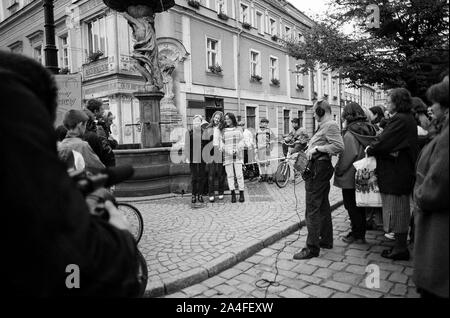 Panna Nikt, Tomasz Tryzna, Miss Nobody - roman de Tom Tryzna, publié en 1994, en 1996, projeté par Andrzej Wajda. Panna Nikt, Tomasz Tryzna, Pologne, Miss Nobody - roman de Tom Tryzna, publié en 1994, en 1996, projeté par Andrzej Wajda. Le livre a été traduit en 14 langues (a été publié en Europe occidentale, Scandinavie, les îles britanniques, USA, Canada, nouvelle-Zélande, Australie, Brésil) photo Kazimierz Jurewicz, Banque D'Images