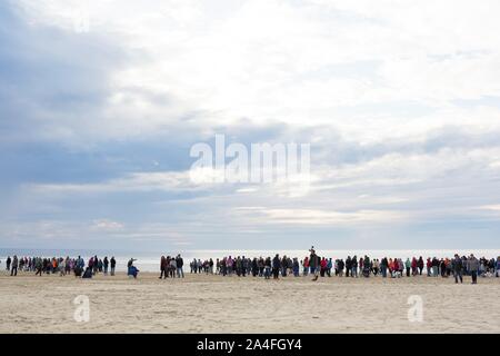 Une foule de personnes se sont rassemblées sur la plage de Heceta à Florence, Alabama, pour un labyrinthe de sable par artiste Denny Dyke et des cercles dans le sable. Banque D'Images