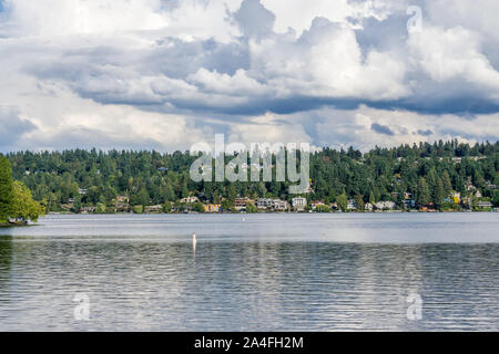 Survolez les nuages flottant à Mercer Island dans l'État de Washington. Banque D'Images