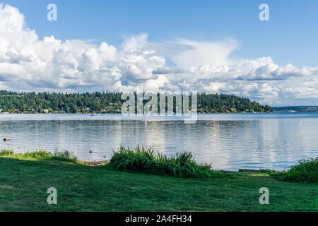 Survolez les nuages flottant à Mercer Island dans l'État de Washington. Banque D'Images