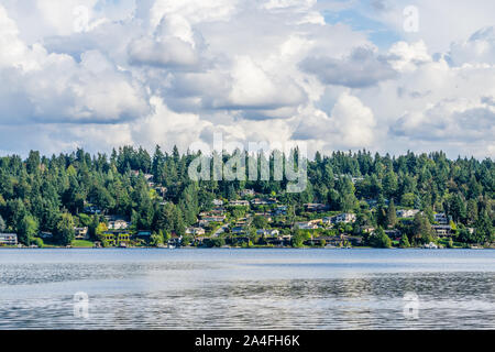 Survolez les nuages flottant à Mercer Island dans l'État de Washington. Banque D'Images