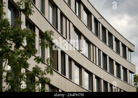 Nuremberg, Allemagne - 30 septembre 2019 : façade moderne d'un nouveau bâtiment à la fois pour bureau et résidentiel sur un jour d'automne moody avec un ciel couvert Banque D'Images