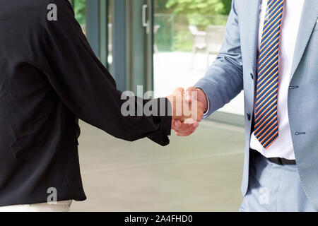 Close-up shot of business people standing dans le bureau et se serrer la main. Banque D'Images