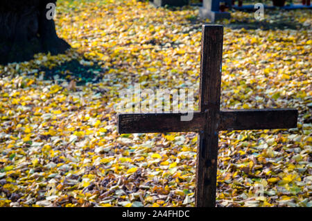 Croix de fer rouillé dans le cimetière des symboles Banque D'Images