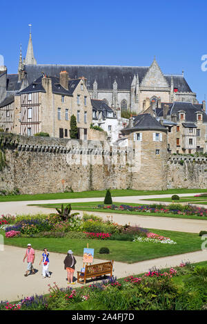 Mur de la ville médiévale / remparts et touristes marcher dans le Jardin des Remparts / Jardins de la ville de Vannes, Morbihan, Bretagne, France Banque D'Images