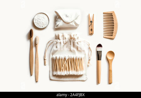 Ensemble d'accessoires de salle de bains naturelle eco sur fond blanc. Concept zéro déchet. Articles de plastique. Mise à plat de style. Banque D'Images
