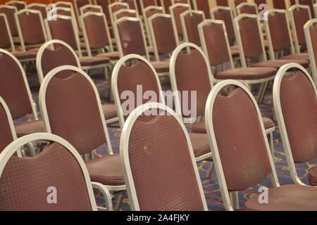 Groupe de Brown dans les rangées de chaises Banque D'Images