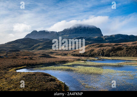 Vue de Lochan Buidhe, Glencanisp Estate à Suilven mountain dans Inverpoly National Nature Reserve, Sutherland Assynt An Caisteal Liath sommet mondial sur le droit Banque D'Images