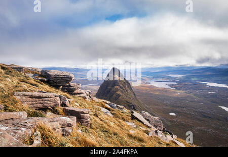 Avis de An Caisteal Liath sur la montagne en Inverpoly Suilven Réserve naturelle nationale Sutherland Assynt le long de la crête du sommet de Meall Meadhonach Banque D'Images