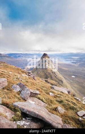 Avis de An Caisteal Liath sur la montagne en Inverpoly Suilven Réserve naturelle nationale Sutherland Assynt le long de la crête du sommet de Meall Meadhonach Banque D'Images