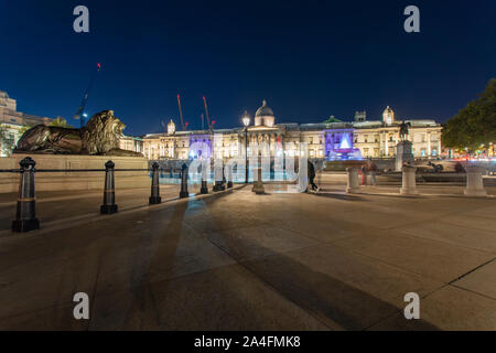 Trafalgar square la nuit avec la National Gallery de l'arrière-plan