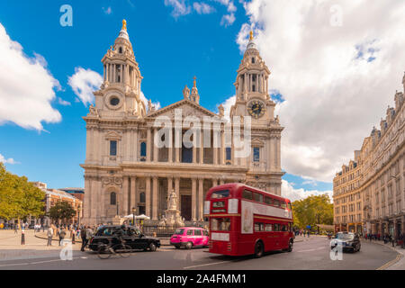 La Cathédrale St Paul en journée ensoleillée avec red bus et taxi londres Banque D'Images