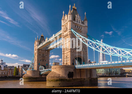 Le Tower Bridge dans une journée ensoleillée à Londres avec le tesson et Thames Banque D'Images