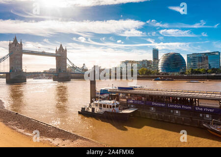 Tower bridge, un hôtel de ville le thames sur le premier plan, ensoleillée Banque D'Images