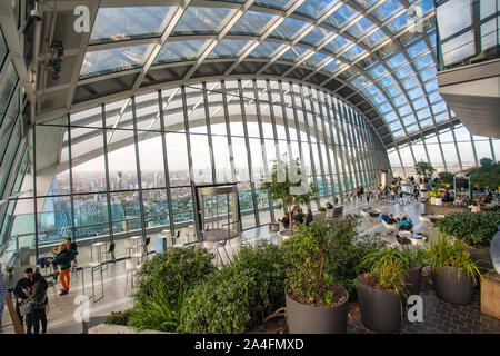 Sky Garden avec l'horizon de Londres sur l'arrière-plan Banque D'Images