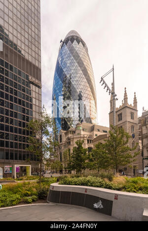 Le Gherkin Tower tôt le matin avec un autre tour d'affaires de verre Banque D'Images