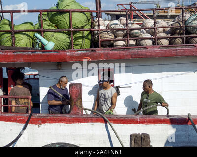 Les pêcheurs sur le bateau Banque D'Images