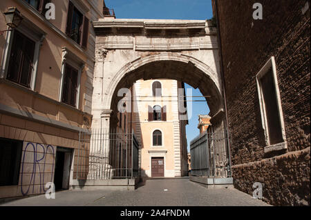 Italie, Rome, murs de Servian, arc romain de Gallieno Banque D'Images