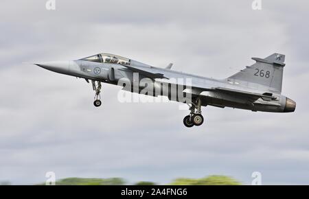 Armée de l'air suédoise Saab JAS 39 Gripen d'atterrissage d'avion de combat polyvalent à la RAF Fairford Banque D'Images