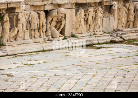 Détail des reliefs qui decorete le théâtre de Dionysos Eleuthereus le grand théâtre à Athènes et considéré comme le premier théâtre du monde whi Banque D'Images