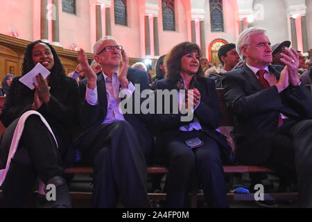 (De gauche à droite) Les femmes de l'ombre et des égalités Aube Secrétaire Butler, chef syndical Jeremy Corbyn, Laura Alvarez et Shadow Chancellor John McDonnell pendant un discours de la reine rassemblement à Westminster, Londres. Banque D'Images