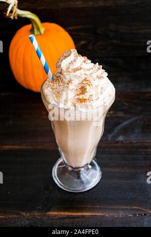 Lait frappé au caramel citrouille garnie de crème fouettée : un milkshake saveur de caramel et de citrouille et surmonté de crème fouettée Banque D'Images