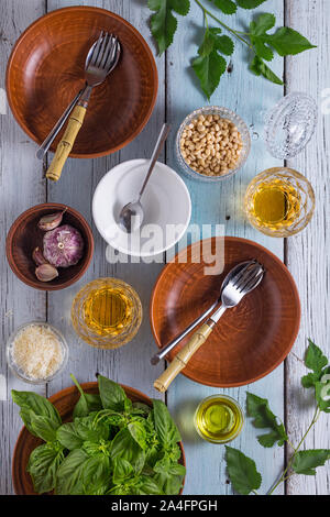 La cuisine italienne. Pâtes avec pesto de basilic et les pignons de pin. Les ingrédients sont le vin, l'ail et au parmesan - au goût. Recette classique Banque D'Images