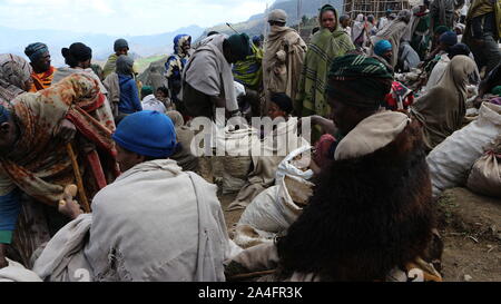 L'ouest des hautes terres d'Ethiopie / Ethiopie - 20 Avril 2019 : les agriculteurs éthiopiens se rassembler dans un petit marché Banque D'Images