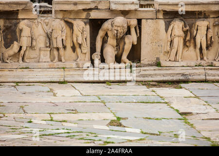 Détail des reliefs qui decorete le théâtre de Dionysos Eleuthereus le grand théâtre à Athènes et considéré comme le premier théâtre du monde whi Banque D'Images