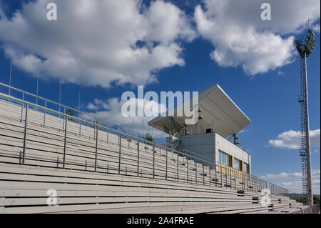 Est vide du stade contre le ciel bleu et les nuages blancs sur une journée ensoleillée. Banque D'Images