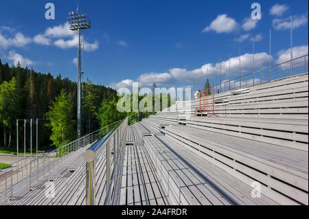 Est vide du stade contre le ciel bleu et les nuages blancs sur une journée ensoleillée. Banque D'Images