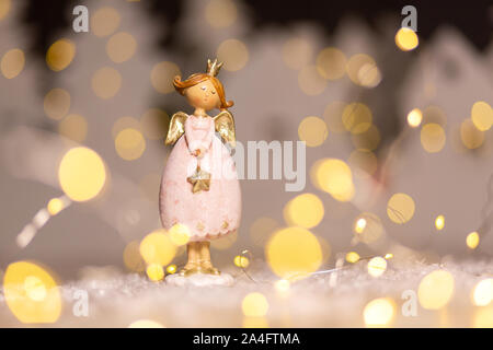 Sur le thème de Noël Décoration figurines. Statuette de un ange de Noël. Décoration d'arbre de Noël. Décor de fête, chaud bokeh lights Banque D'Images