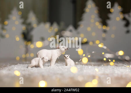 Figurines décoratives d'un thème de Noël. Statuettes d'une famille d'ours polaires. Décoration d'arbre de Noël. Décor de fête, chaud bokeh lights Banque D'Images