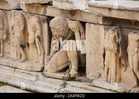 Détail des reliefs qui decorete le théâtre de Dionysos Eleuthereus le grand théâtre à Athènes et considéré comme le premier théâtre du monde whi Banque D'Images