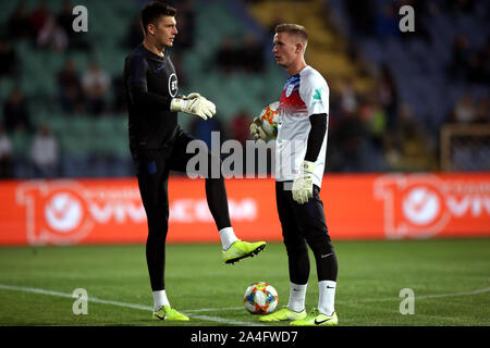 Gardien de l'Angleterre Nick Pope et Dean Henderson se réchauffe avant l'UEFA Euro 2020 match de qualification du stade national de Vasil Levski, Sofia, Bulgarie. Banque D'Images