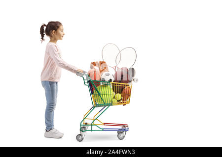 Profil de pleine longueur de balle une fille debout avec un petit chariot plein d'équipement sportif isolé sur fond blanc Banque D'Images